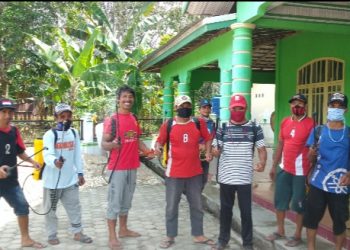 Cegah Covid-19, Pjs Kades Suka Maju Zaenudin Lakukan Penyemprotan Disinfektan Bersama Warga