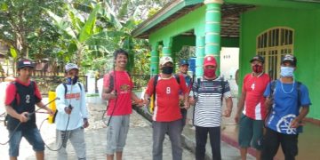 Cegah Covid-19, Pjs Kades Suka Maju Zaenudin Lakukan Penyemprotan Disinfektan Bersama Warga