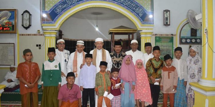 Bupati Sarolangun Subling di Masjid Assyakirin Gunung Kembang