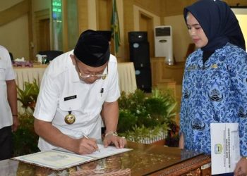 Bupati Sarolangun Cek Endra Serahkan SK Dan Pimpin Sumpah Janji PNS