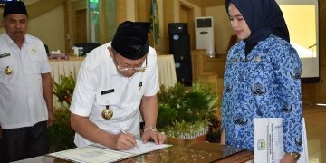 Bupati Sarolangun Cek Endra Serahkan SK Dan Pimpin Sumpah Janji PNS