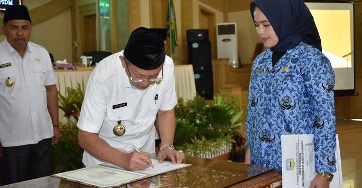 Bupati Sarolangun Cek Endra Serahkan SK Dan Pimpin Sumpah Janji PNS