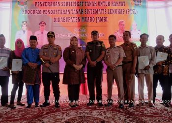 Bupati Masnah Busro Beri Sertifikat Gratis ke Masyarakat Desa Tangkit