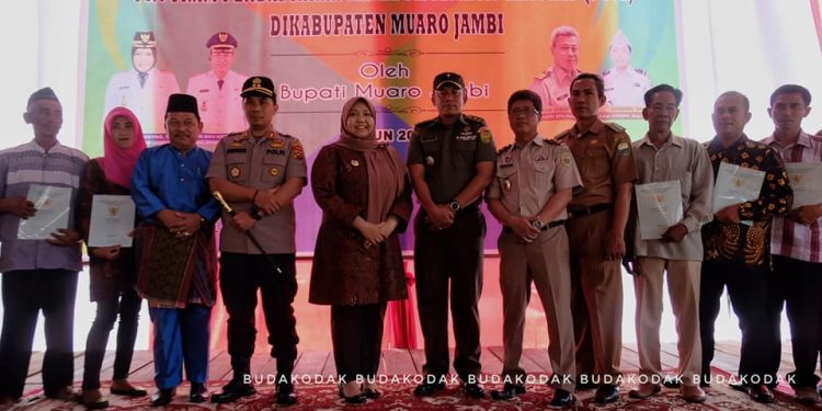 Bupati Masnah Busro Beri Sertifikat Gratis ke Masyarakat Desa Tangkit