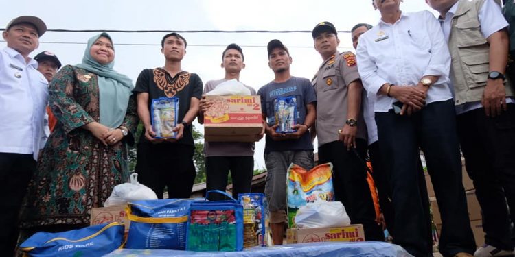 Bupati Muarojambi Masnah Busro Tinjau Korban Angin Puting Beliung