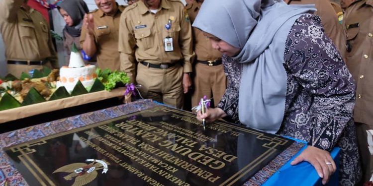 Bupati Masnah Resmikan Kantor Balai Desa Talang Bukit