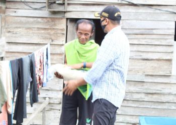 Camat Nipah Panjang Salurkan Bantuan ke Masyarakat