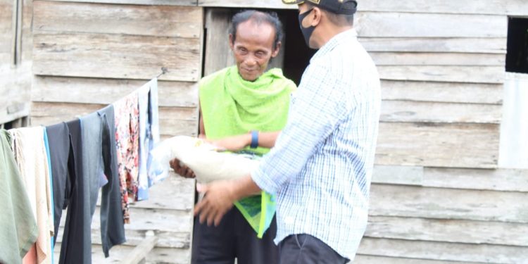 Camat Nipah Panjang Salurkan Bantuan ke Masyarakat