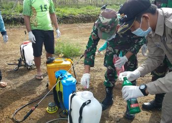 Kades Tanjung Mudo Lakukan Penyemprotan Disenfektan ke Rumah Warga dan Fasilitas Umum