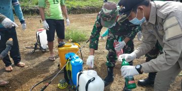 Kades Tanjung Mudo Lakukan Penyemprotan Disenfektan ke Rumah Warga dan Fasilitas Umum