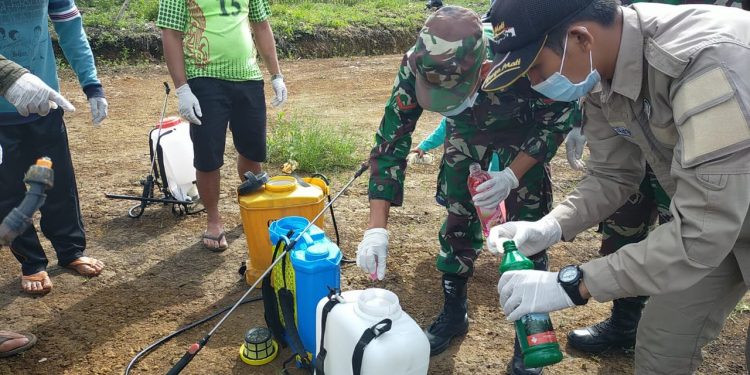 Kades Tanjung Mudo Lakukan Penyemprotan Disenfektan ke Rumah Warga dan Fasilitas Umum