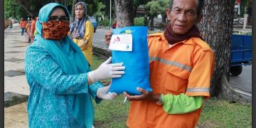 Ibu PKK Provinsi Jambi,Bagikan Masker dan Makanan ke Masyatakat