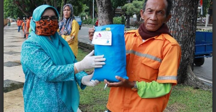 Ibu PKK Provinsi Jambi,Bagikan Masker dan Makanan ke Masyatakat