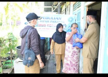 Camat Nipah Panjang dan Ketua PKK ,Berikan Sembako Pada Warga yang Kurang Mampu