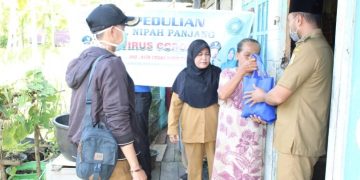 Camat Nipah Panjang dan Ketua PKK ,Berikan Sembako Pada Warga yang Kurang Mampu