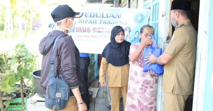 Camat Nipah Panjang dan Ketua PKK ,Berikan Sembako Pada Warga yang Kurang Mampu