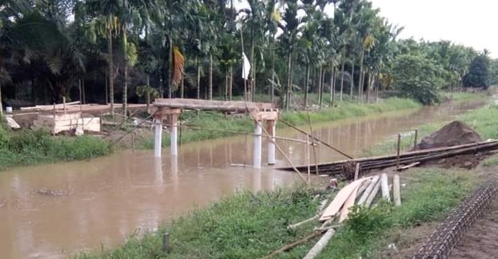 Miris!!! Besarnya Kucuran Dana Pemerintah Dalam Membangun Desa, Warga Koto Kandis Malah Iyuran Membangun Jembatan penghubung