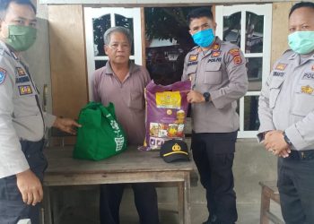 Peduli Sesama, Polsek Geragai Berikan Sembako Kepada Warga Desa Pandan Sejahtera