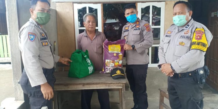 Peduli Sesama, Polsek Geragai Berikan Sembako Kepada Warga Desa Pandan Sejahtera
