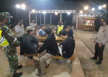 Cegah Penularan Covid-19, Kapolsek Bersama Camat Sabak Barat Lakukan Patroli