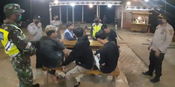 Cegah Penularan Covid-19, Kapolsek Bersama Camat Sabak Barat Lakukan Patroli