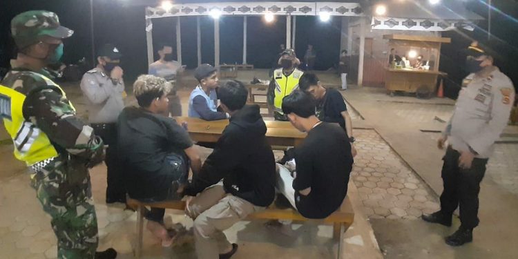 Cegah Penularan Covid-19, Kapolsek Bersama Camat Sabak Barat Lakukan Patroli