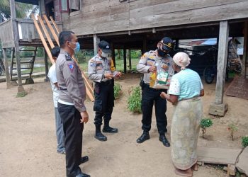 Kapolsek Pamenang Beserta Jajaran Berikan Sembako Untuk Warga Terdampak Covid-19
