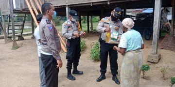 Kapolsek Pamenang Beserta Jajaran Berikan Sembako Untuk Warga Terdampak Covid-19