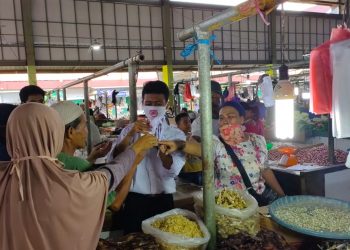 Dampak Covid-19, DPW PGK Berikan Bantuan di Pasar Angso Duo