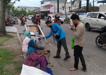 LISUMA Jambi Bagikan Masker dan Sembako Untuk Warga Jambi Terdampak Covid-19