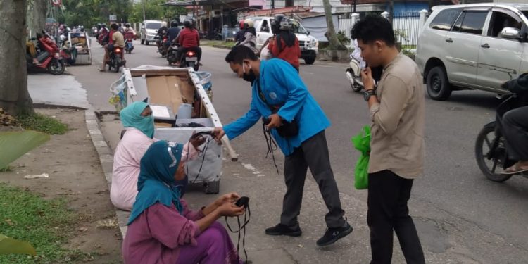 LISUMA Jambi Bagikan Masker dan Sembako Untuk Warga Jambi Terdampak Covid-19