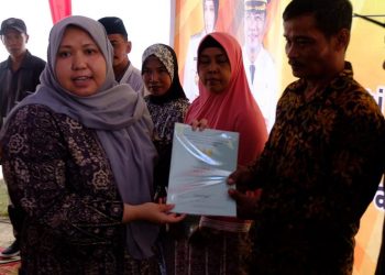Bupati Masnah Serahkan Sertipikat Tanah Program Redistribusi