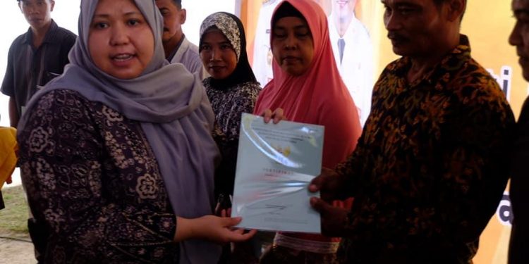 Bupati Masnah Serahkan Sertipikat Tanah Program Redistribusi