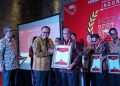 Bupati Sarolangun H Cek Endra Raih Penghargaan Pemimpim Pembawa Perubahan