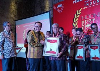 Bupati Sarolangun H Cek Endra Raih Penghargaan Pemimpim Pembawa Perubahan