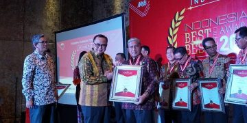 Bupati Sarolangun H Cek Endra Raih Penghargaan Pemimpim Pembawa Perubahan