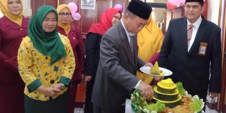 HUT Bank 9 Jambi Ke-57 Berjalan Khidmad, Wabup Merangin Potong Tumpeng