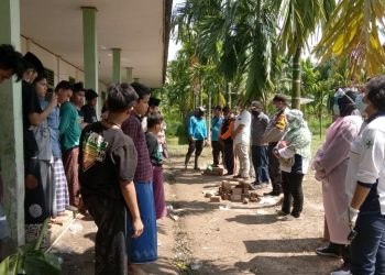 Kapolsek Geragai dan Kades Langan Tengah, Cek Kesehatan Santri