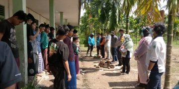 Kapolsek Geragai dan Kades Langan Tengah, Cek Kesehatan Santri