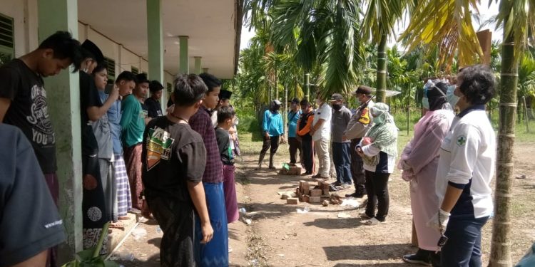 Kapolsek Geragai dan Kades Langan Tengah, Cek Kesehatan Santri