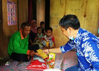 Ketua DPRD Tanjab Timur : Berbagi Sembako Kepada Masyarakat Kurang Mampu