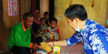 Ketua DPRD Tanjab Timur : Berbagi Sembako Kepada Masyarakat Kurang Mampu