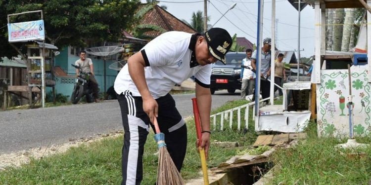 Wakil Bupati Hillalatil Badri Gotong Royong Bersama di Kampung Renah Atas