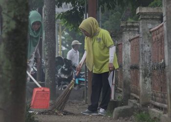 Wakil Bupati Sarolangun Didampingi Ketua PKK Laksanakan Program Jum’at Bersih
