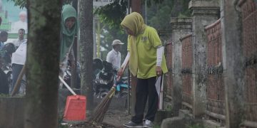 Wakil Bupati Sarolangun Didampingi Ketua PKK Laksanakan Program Jum’at Bersih