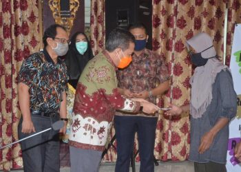 Bupati Batang Hari, Serahkan Bantuan Batang Hari Tunai (BBT) sebesar Rp.600ribu/KK
