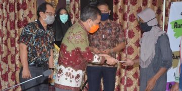 Bupati Batang Hari, Serahkan Bantuan Batang Hari Tunai (BBT) sebesar Rp.600ribu/KK