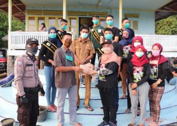 Cegah Penularan Covid-19, Anggota DPRD Muarojambi Bagikan Masker Gratis Di Kumpeh Ulu