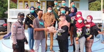 Cegah Penularan Covid-19, Anggota DPRD Muarojambi Bagikan Masker Gratis Di Kumpeh Ulu