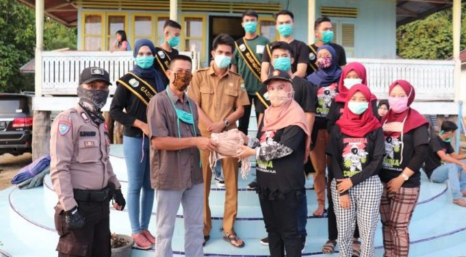 Cegah Penularan Covid-19, Anggota DPRD Muarojambi Bagikan Masker Gratis Di Kumpeh Ulu